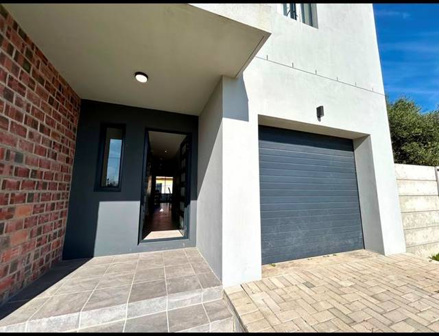 3 BEDROOM TOWNHOUSE FOR SALE IN DE ZOETE INVAL